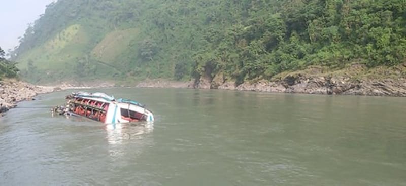 त्रिशूलीमा खस्यो मालबाहक  कन्टेनर